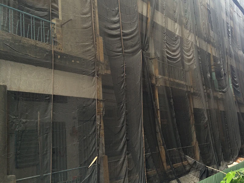 Lưới được giăng nhằm tránh vật liệu rơi xuống gây mất an toàn